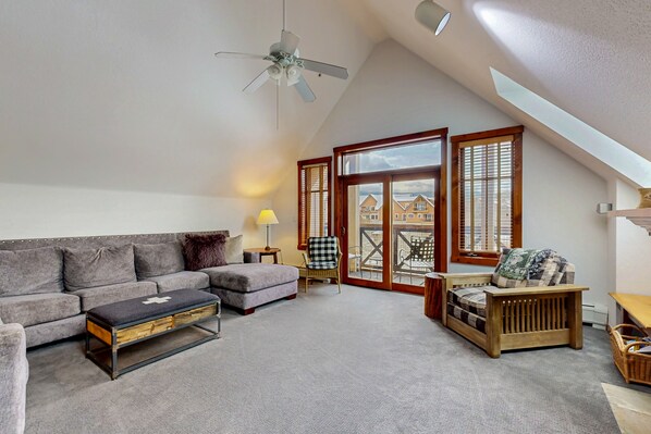 Televisión, chimenea y reproductor de DVD 