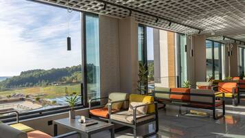 2 bars/lounges