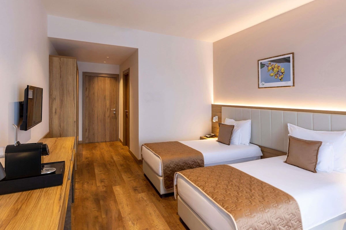 Habitación superior, 2 camas individuales, balcón | Sábanas de algodón egipcio y ropa de cama de alta calidad