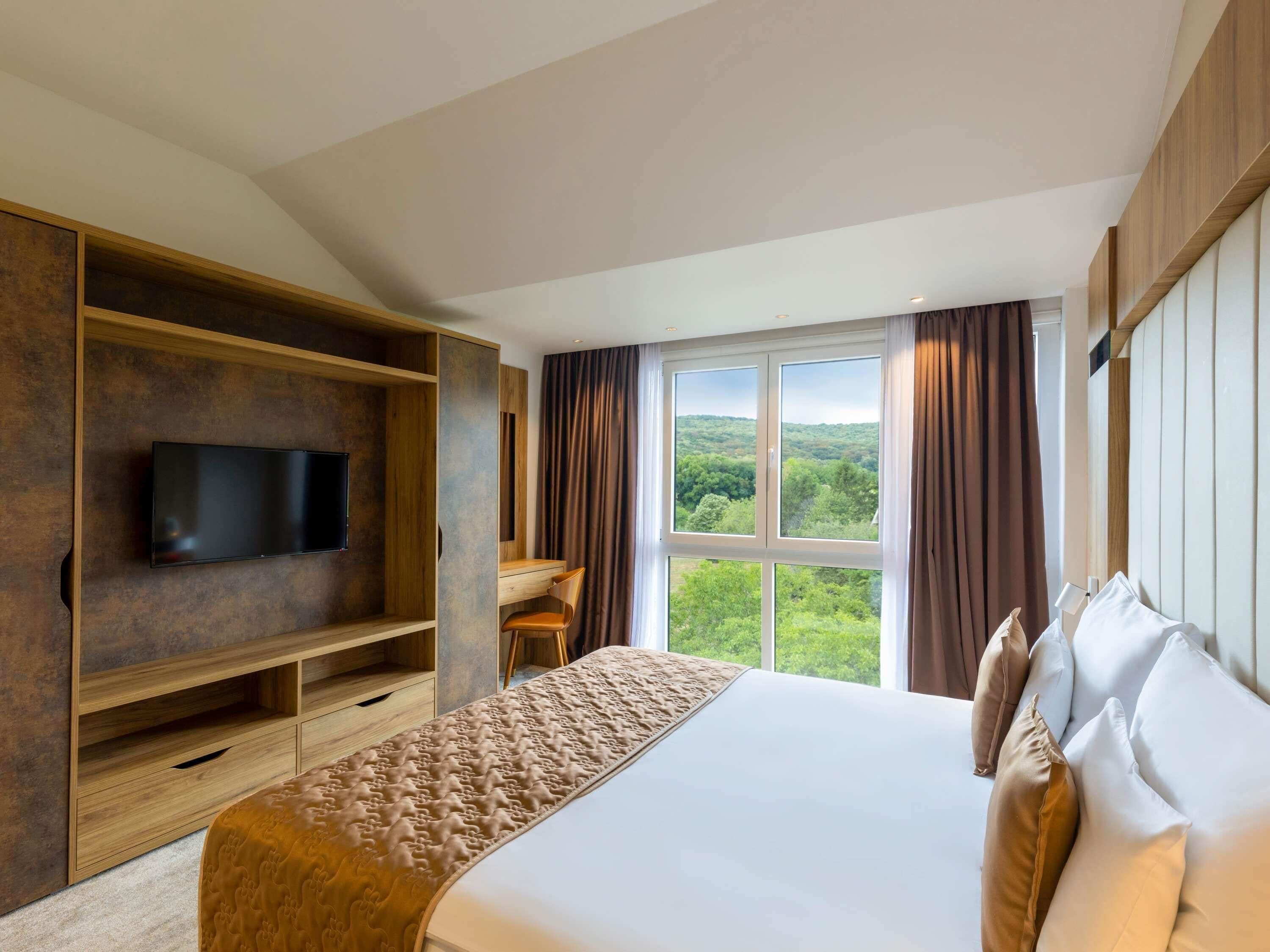 Superior Suite, 1 King Bed, Balcony | Egyptian cotton sheets, premium bedding, in-room safe, desk