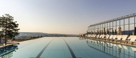 Hồ bơi trong nhà, hồ bơi ngoài trời phục vụ theo mùa, ghế dài tắm nắng