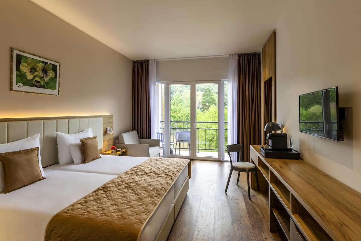 Standard Room, 2 Twin Beds, Balcony | Egyptian cotton sheets, premium bedding, in-room safe, desk