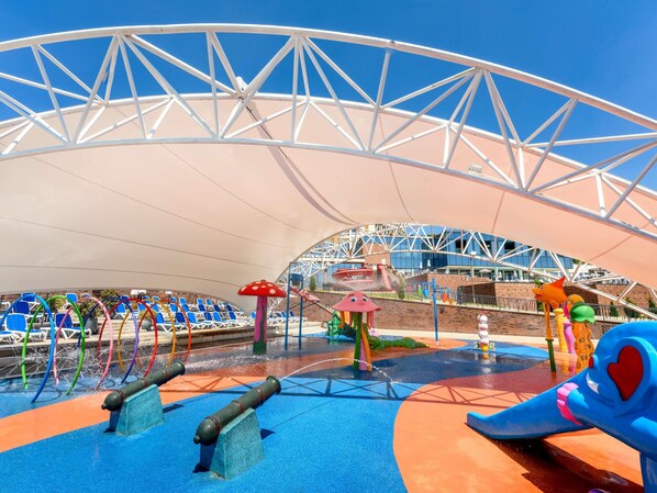 Indoor pool, seasonal outdoor pool, pool loungers, lifeguards on site - Mövenpick Resort and Spa Fruske Terme  (Vrdnik)