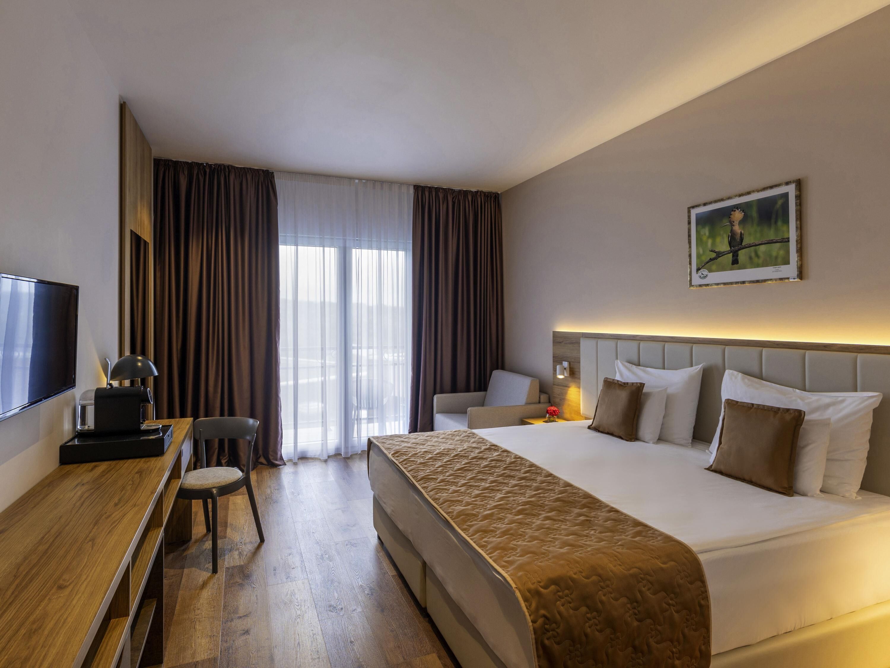 Egyptian cotton sheets, premium bedding, in-room safe, desk