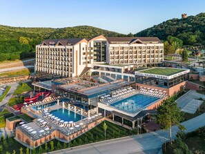 Indoor pool, seasonal outdoor pool, sun loungers, lifeguards on site - Mövenpick Resort and Spa Fruske Terme  (Vrdnik)