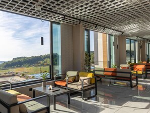 2 bares/lounges