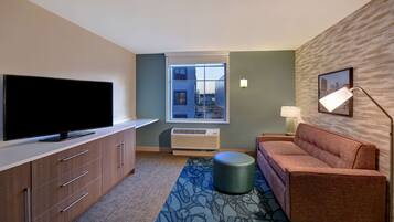 Suite, 1 soverom, ikke-røyk | Oppholdsområde | En 50-tommers LCD-TV med Parabol-TV samt Netflix og strømmetjenester