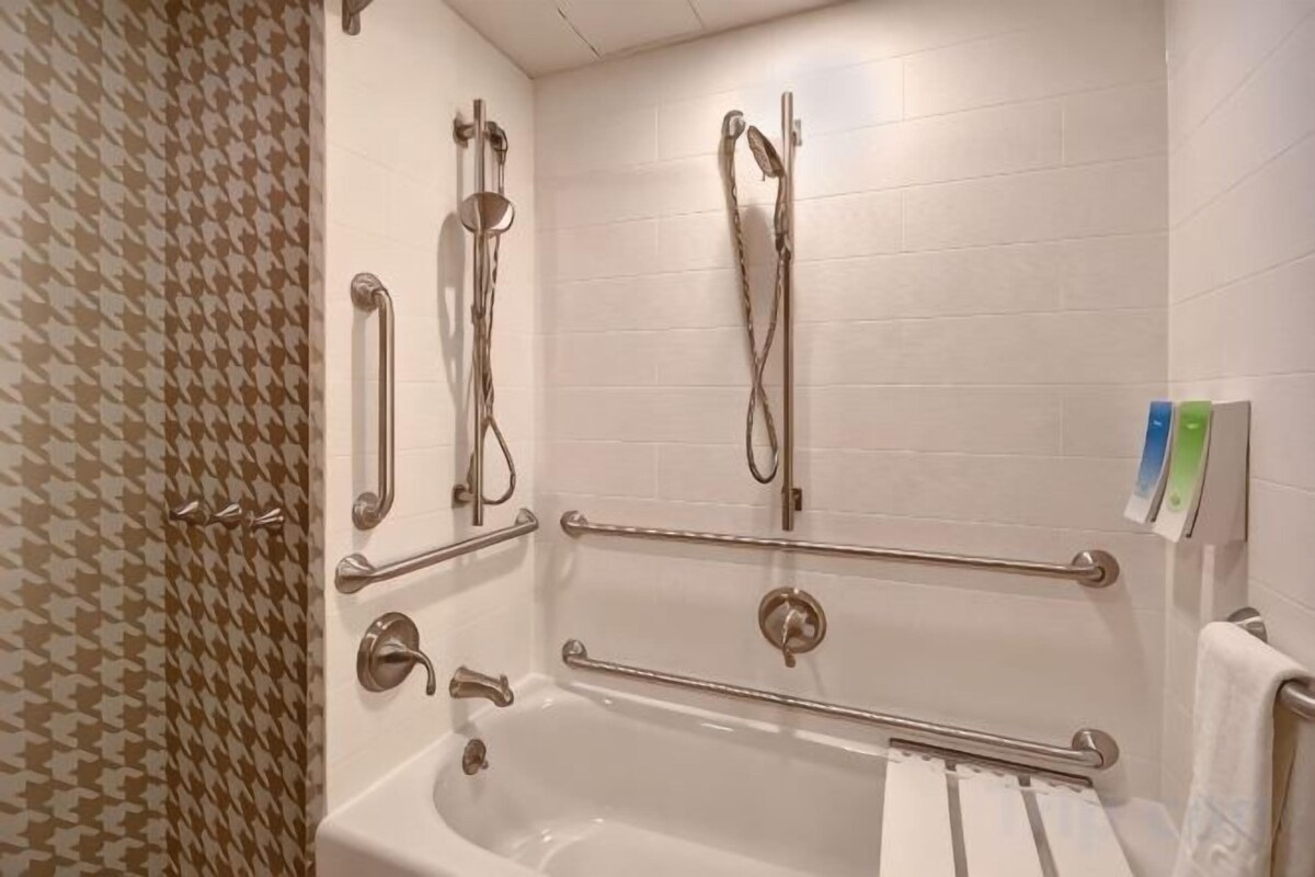 1King Mobilty/Hearing Access Tub Studio Ns