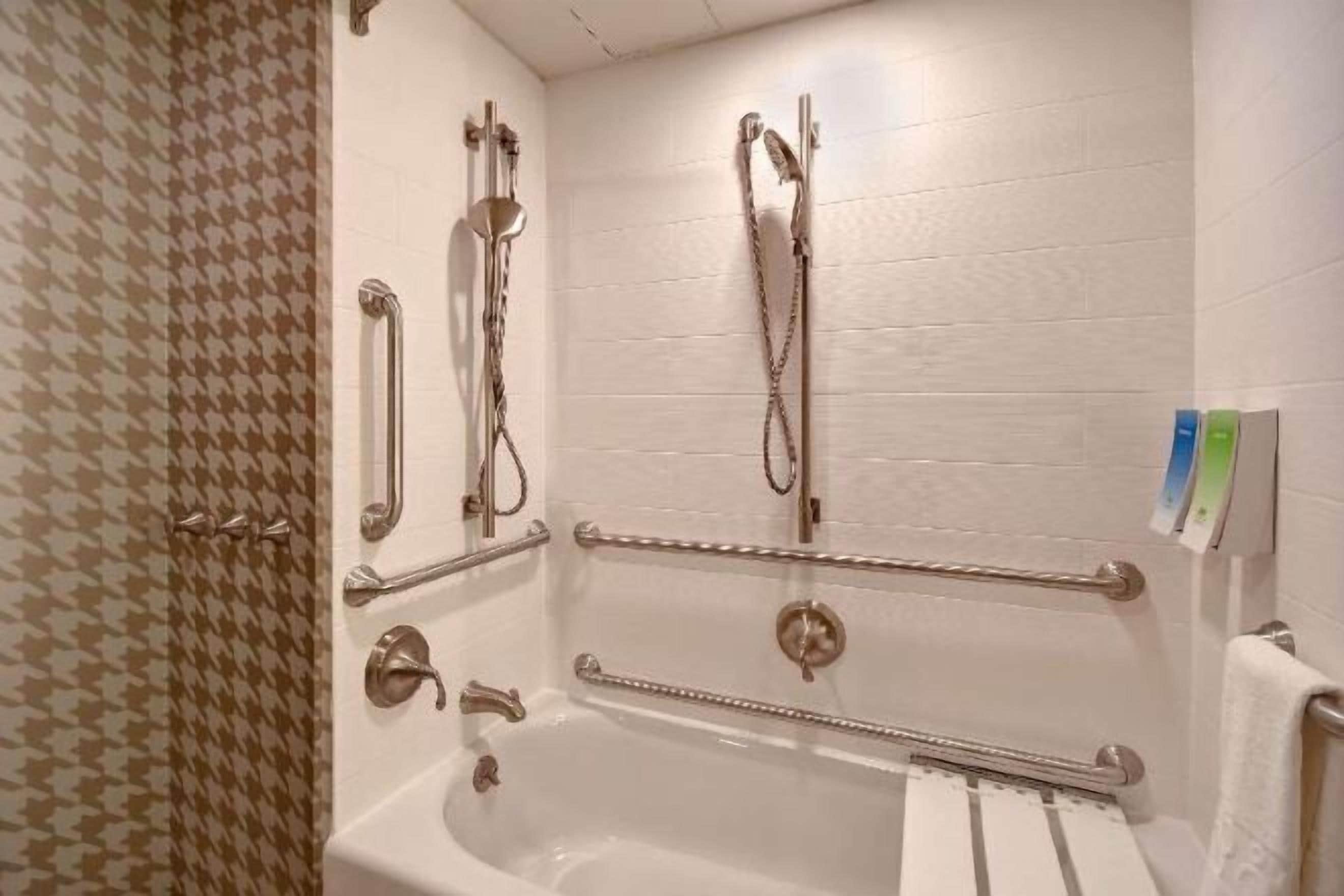 Bathroom | Combined shower/tub, free toiletries, hair dryer, towels