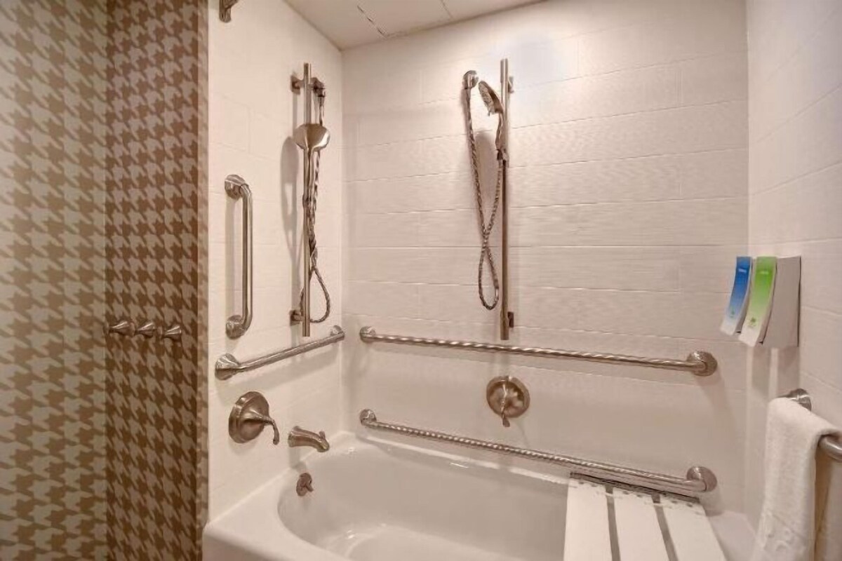 Bathroom | Combined shower/bathtub, free toiletries, hair dryer, towels