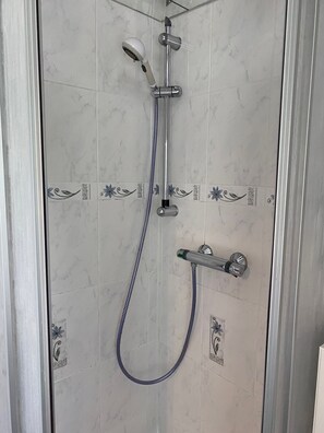A shower with a handheld showerhead and a handheld hose. - Last Minute Juni Angebot!  (Joachimsthal)