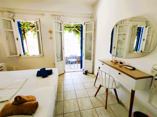 Habitación estándar con 1 cama doble o 2 individuales | Caja fuerte, sistema de insonorización, tabla de planchar con plancha