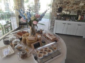 Desayuno bufé gratuito y diario