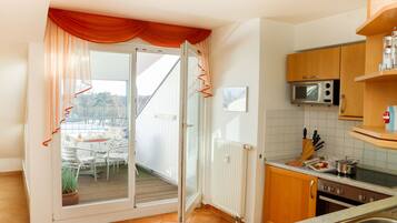 Geladeira, micro-ondas, lava-louças, cafeteira/chaleira