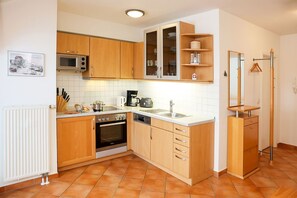 Køleskab, mikrobølgeovn, opvaskemaskine, kaffe-/temaskine