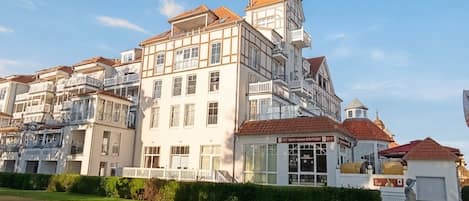 En bygning med flere etager i traditionel arkitekturstil, med et markant tårn og flere balkoner.
