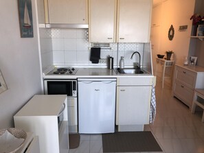 Refrigerador, microondas, cafetera y tetera y utensilios de cocina 