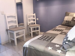 1 habitación y tabla de planchar con plancha 