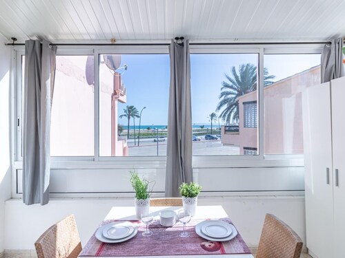 Apartment on the seafront. Wifi