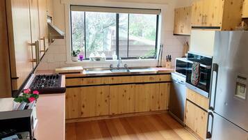 Refrigerador, microondas, horno y parrilla de estufa