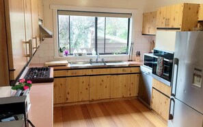 Fridge, microwave, oven, stovetop - NORFOLK COTTAGE large central house free wifi (Warrnambool)