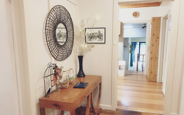 Interior - NORFOLK COTTAGE large central house free wifi (Warrnambool)