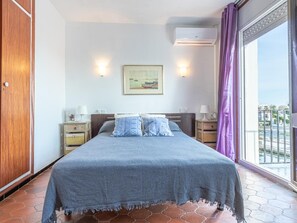 4 bedrooms, iron/ironing board, WiFi