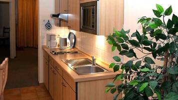 Kühlschrank, Mikrowelle, Wasserkocher mit Kaffee-/Teezubehör