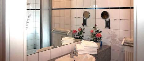 Dusche, Haartrockner, Handtücher, Seife