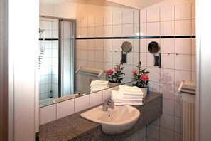 Regadera, secadora de cabello, toallas, jabón 