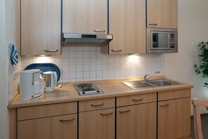 Refrigerador, microondas, cafetera y tetera y tetera eléctrica 