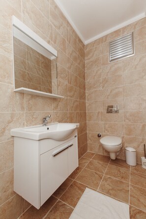 Suite Deluxe | Baño | Regadera, pantuflas, toallas