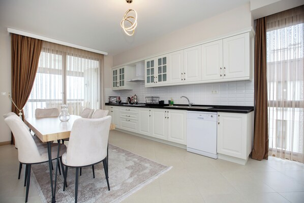 Deluxe Suite | Private kitchen | Fridge, microwave, oven, stovetop
