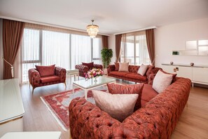 Suite Deluxe | Sala de estar | Televisión LCD de 50 pulgadas con canales vía satélite y televisión 
