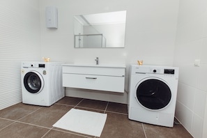 Suite Deluxe | Baño | Regadera, pantuflas, toallas