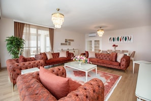 Deluxe Suite | Living room