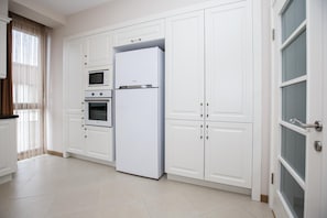 Een koelkast, een magnetron, een oven, een kookplaat