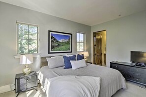 4 bedrooms, desk, iron/ironing board, Internet