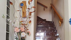 Un escalier avec des marches en marbre menant à un palier.