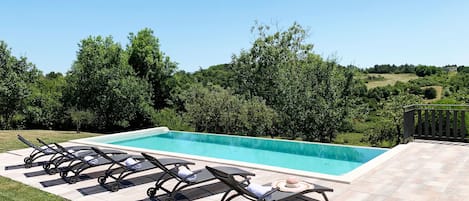 Außenpool (je nach Saison geöffnet), Liegestühle