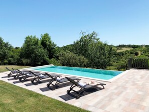 Seasonal outdoor pool, sun loungers - Holiday Home with pool and garden (Pazin)