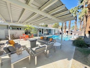 Outdoor dining - Modern Rose - A Vista Las Palmas Beauty (Palm Springs)