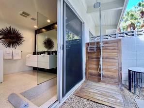 Shower, hair dryer, shampoo - Modern Rose - A Vista Las Palmas Beauty (Palm Springs)