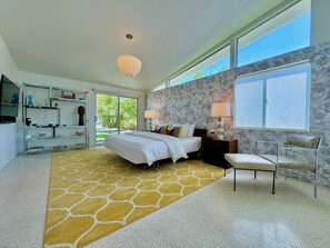 4 室のベッドルーム、デスク、アイロン / アイロン台、旅行用ベビーベッド