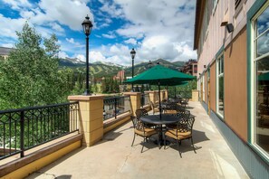 Outdoor dining - Lovely condo with pool, hot tubs & gym - next to Peak 9 lifts/downtown (Breckenridge)