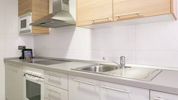 Een koelkast, een magnetron, een oven, een koffiezetapparaat/waterkoker