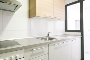 Kühlschrank, Mikrowelle, Ofen, Wasserkocher mit Kaffee-/Teezubehör