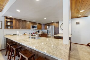 Jääkaappi, mikroaaltouuni, uuni, liesi