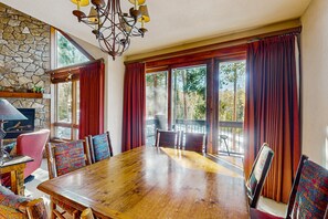 Dining - Ski-in/out, ground-floor condo with private hot tub & fireplace, close to town (Breckenridge)