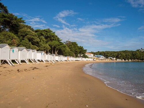 Cozy 3BR House 900m from Plage des Dames, BBQ, Terrace, Parking, Pets Allowed